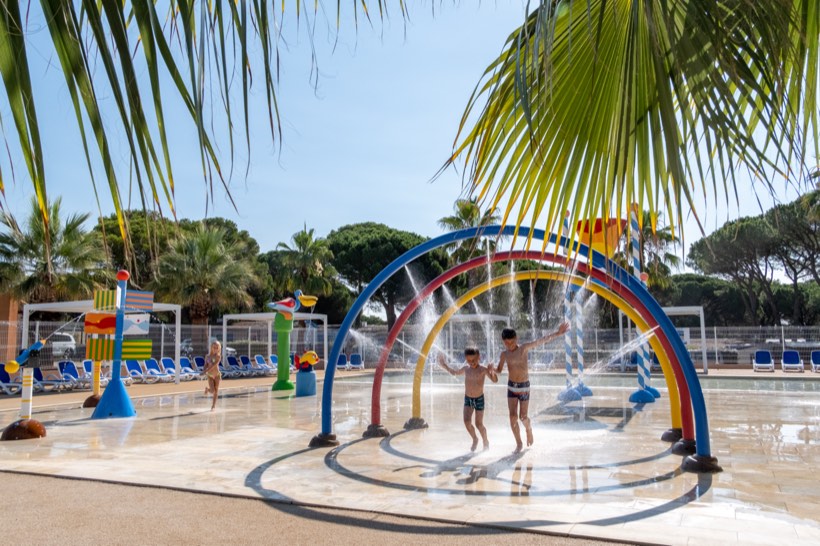 Jeux d'eau pour enfants au parc aquatique