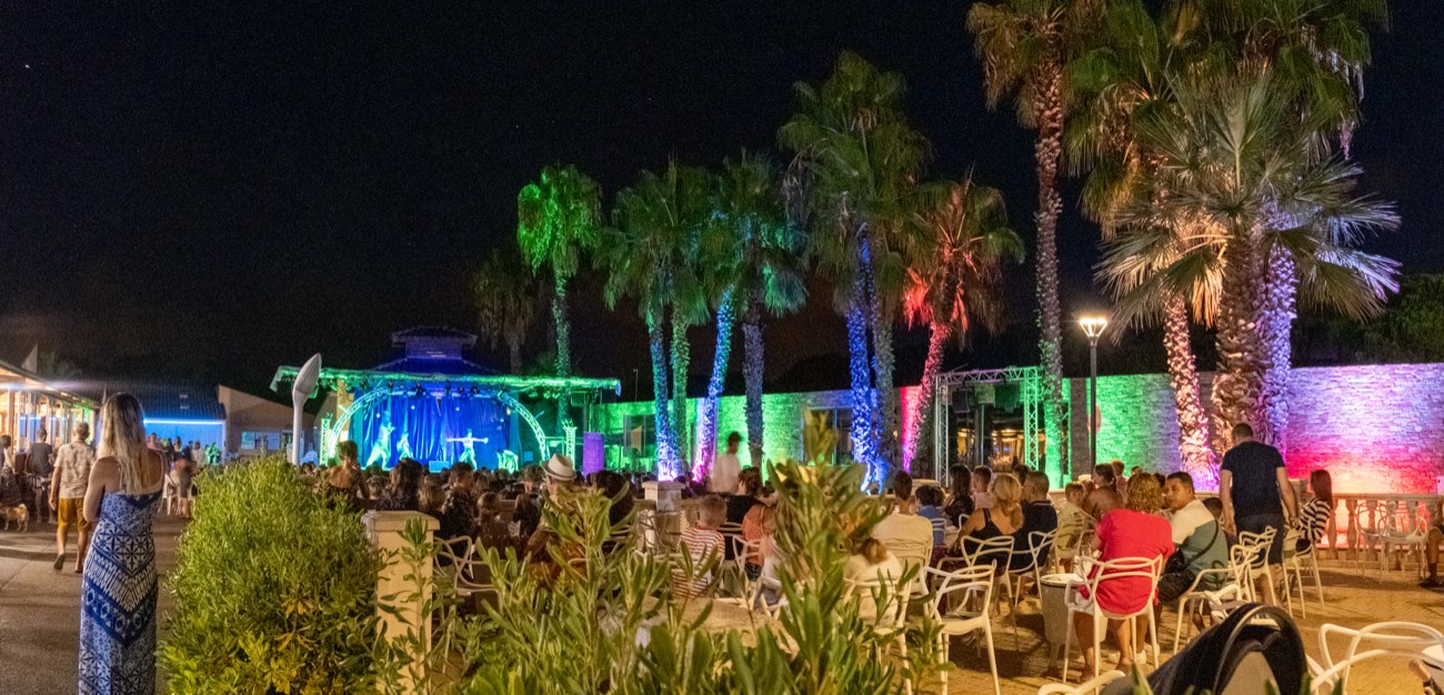 Soirée et spectacle en plein air au village